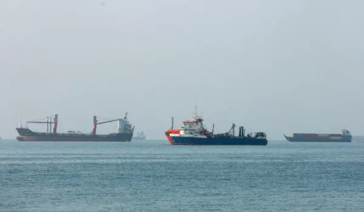 U.S. Launches Strikes in Southern Iran as Negotiators Gather in Doha